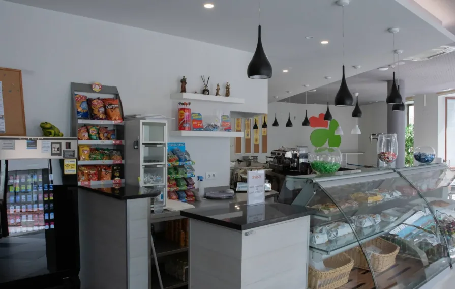 O balcão do Belém, com a vitrina de pastelaria