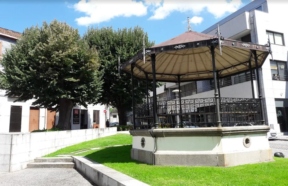 O coreto de Felgueiras, na praça onde fica a casa
