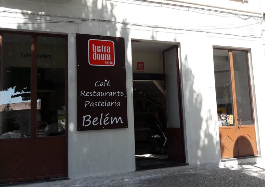 A porta do Belém, com o letreiro Café Restaurante Pastelaria