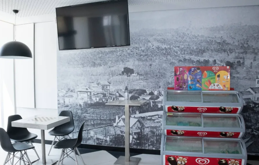 A sala do café, com o painel antigo de Felgueiras na parede