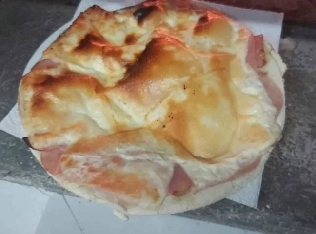 Bolo com carne, bacon, fiambre e queijo