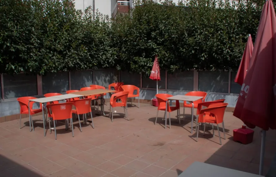A esplanada do restaurante, ao sol