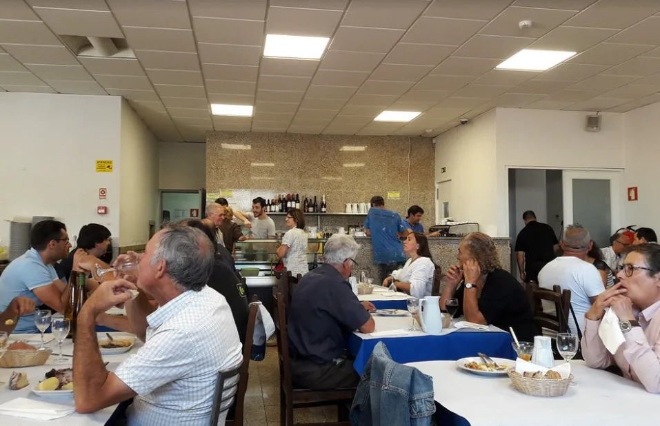 A sala do restaurante, com mesas para grupos